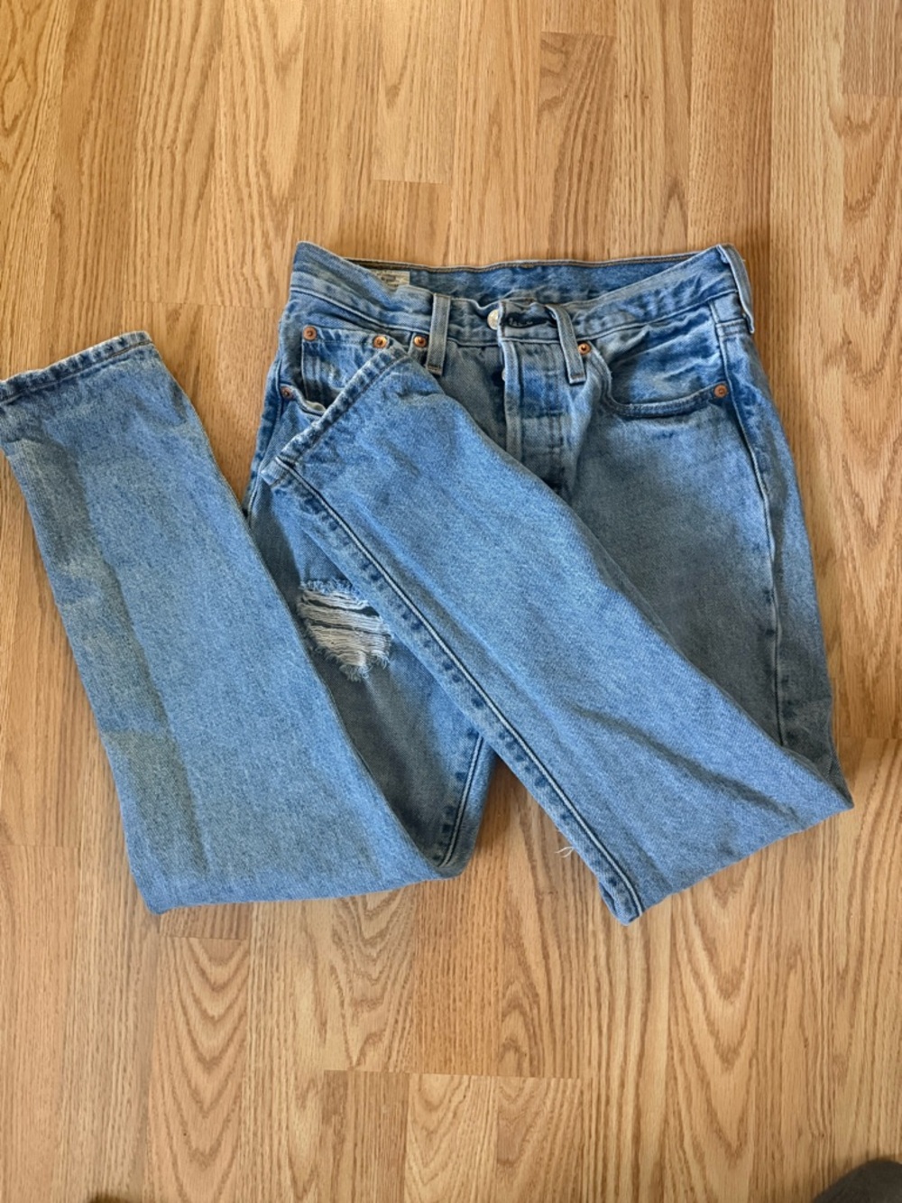 LEVI’S // 501 Distressed Skinny Jeans